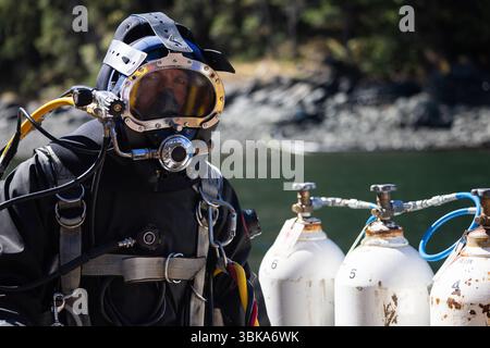 Militärische Taucher mit Spezialhelmen aus der Nähe Stockfoto