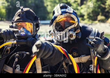 Militärische Taucher mit Spezialhelmen aus der Nähe Stockfoto