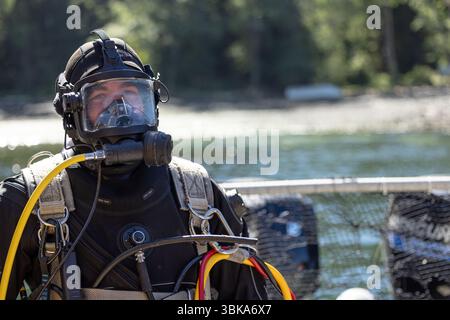 Militärische Taucher mit Spezialhelmen aus der Nähe Stockfoto