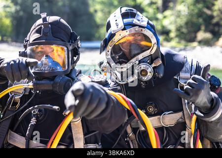 Militärische Taucher mit Spezialhelmen aus der Nähe Stockfoto