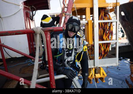Sporttaucher macht einen Spritzwassereintritt aus der Nähe Stockfoto