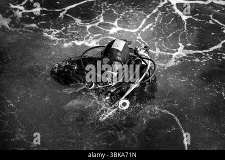 Sporttaucher macht einen Spritzwassereintritt aus der Nähe Stockfoto