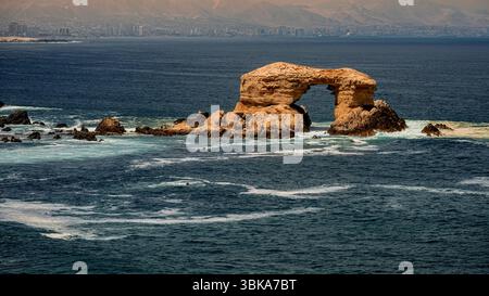 Foto von La Portada, einem Naturdenkmal im Pazifischen Ozean in Autofagasta, Chile Stockfoto