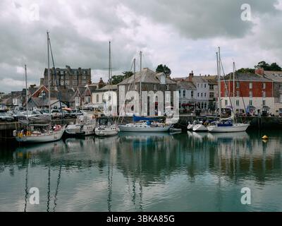 Anlegejachten im Hafen von Padstow und Fischerhafen an der Nordküste von Cornwall, England, Großbritannien Stockfoto