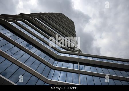 Großer Gebäudewinkel mit blauem Himmel Stockfoto