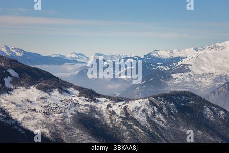 Berghang der französischen Alpen mit Blick auf den Wald Stockfoto
