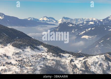 Berghang der französischen Alpen mit Blick auf den Wald Stockfoto