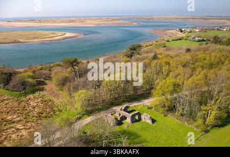 Über die Ruinen des römischen Badehauses zum Dorf Ravenglass an der Mündung des Flusses Esk an der Westküste von Cumbria. Standort des römischen Hafens Itunocelum im Wald Stockfoto