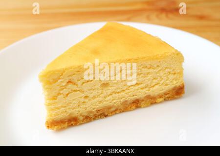 Eine Scheibe leckeren Käsekuchen auf einer weißen Platte Stockfoto
