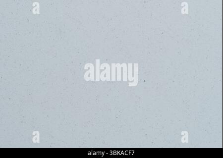Schmutzstaub Kornpartikel auf weißem Papierhintergrund Nahansicht Stockfoto
