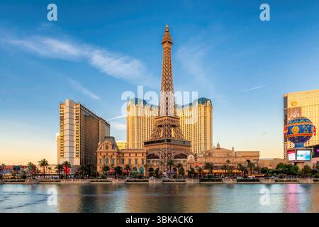 Blick auf den Las Vegas Strip bei Sonnenuntergang in Las Vegas, Nevada. Stockfoto