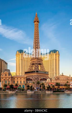 Blick auf den Las Vegas Strip bei Sonnenuntergang in Las Vegas, Nevada. Stockfoto