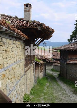 Rustikale historische Straße im ländlichen Dorf mit traditionellen Stein- und Holzhäusern Stockfoto