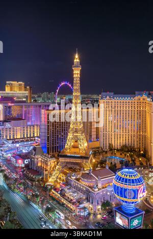 Eiffelturm im Las Vegas Strip bei Nacht in Las Vegas, Nevada, USA Stockfoto