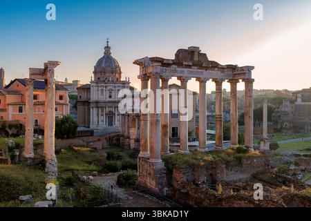 Blick auf das Forum Romanum bei Sonnenaufgang in der Altstadt von Rom, Italien. Stockfoto
