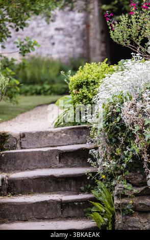 Ein typischer englischer Landgarten mit Mauern im Rousham House & Gardens. Stockfoto