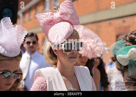 Ascot, Berkshire, Großbritannien. Juni 2025. Racegoers am Ladies Day (3. Tag) von Royal Ascot. Elegante Herren in formeller Kleidung und Damen, oft in Kleidern und raffinierten Hutkreationen, können auf dem Weg zur Veranstaltung gesehen werden. Quelle: Uwe Deffner/Alamy Live News Stockfoto