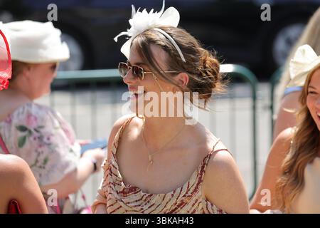 Ascot, Berkshire, Großbritannien. Juni 2025. Racegoers am Ladies Day (3. Tag) von Royal Ascot. Elegante Herren in formeller Kleidung und Damen, oft in Kleidern und raffinierten Hutkreationen, können auf dem Weg zur Veranstaltung gesehen werden. Quelle: Uwe Deffner/Alamy Live News Stockfoto