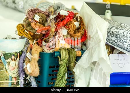 Detail from the Robert Four weaving workshop in Aubusson, showing different coloured yarns made from virgin wool. The Robert Four workshop is renowned for its craftsmanship excellence in the field of Aubusson tapestry and for its ability to translate artistic works into textiles of the highest standard. Rue Madeleine, Aubusson, Nouvelle-Aquitaine, France Stockfoto