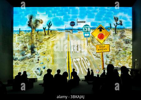 Besucher, die die immersive David Hockney-Ausstellung Greater & Closer (nicht kleiner und weiter entfernt) im Lightroom in King's Cross, London, sehen. Stockfoto