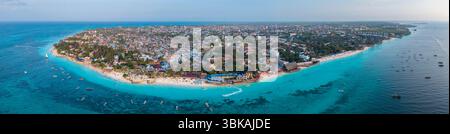 Atemberaubender Panoramablick aus der Luft auf nungwi, sansibar, mit dem pulsierenden türkisfarbenen Wasser, Booten und der geschäftigen Küstenstadt Stockfoto
