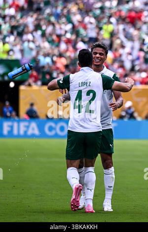 East Rutherford, Usa. Juni 2025. EAST RUTHERFORD, NEW JERSEY – 19. JUNI: José Manuel López von SE Palmeiras feiert mit Richard Ríos von SE Palmeiras, nachdem er das zweite Tor des Teams bei der FIFA Club-Weltmeisterschaft 2025 in der Gruppe A im MetLife Stadium am 19. Juni 2025 in East Rutherford, New Jersey erzielt hat. (Foto von Richard Callis/Sports Press Photo) (Richard Callis/Sports Press Photo/SPP) Credit: SPP Sport Press Photo. /Alamy Live News Stockfoto