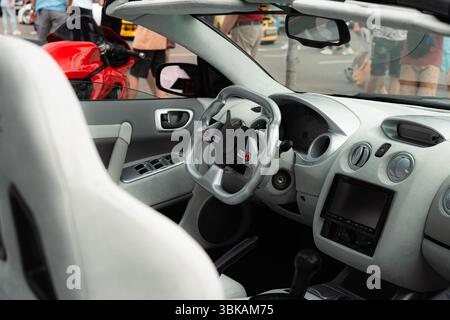 26. September 2021: Kiew, Ukraine: Chevrolet Sonic Car Interior. Blick vom Fahrer im Auto. Stockfoto