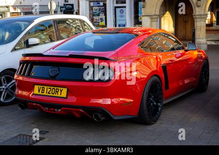 Ein leuchtend roter Ford Mustang 5,0 GT steht auf dem Marketplace, Saffron Walden, Essex, Großbritannien Stockfoto