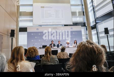 Bonn, Deutschland, Deutschland. Juni 2025. PIERS FORSTER vom Priestly Centre for Climate Futures, University of Leeds und WILLIAM LAMB, Potsdam Institute for Climate Impact Research (CIR), sprechen bei einem Pressegespräch über das zunehmende Tempo des menschlichen Einflusses auf das Klimasystem. (Kreditbild: © Bianca Otero/ZUMA Press Wire) NUR REDAKTIONELLE VERWENDUNG! Nicht für kommerzielle ZWECKE! Stockfoto
