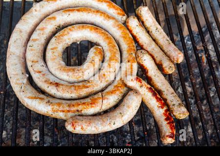 Gebratene hausgemachte Würstchen auf dem Grill, Blick von oben. Stockfoto