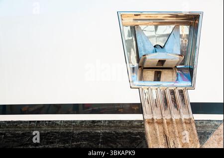 Seitenansicht einer Luxusyacht mit einem Anker im Anker hawse. Stockfoto