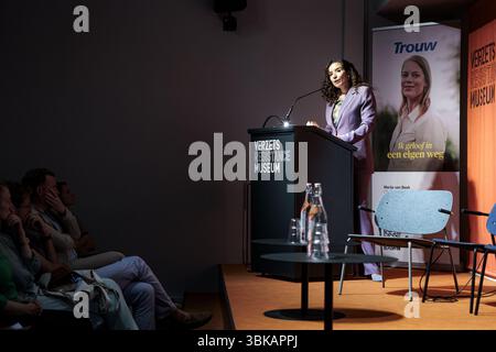 AMSTERDAM - Nora Achahbar während der Anton de KOM Lecture 2025 im Resistance Museum Amsterdam. ANP RAMON VAN FLYMEN niederlande aus - belgien aus Stockfoto