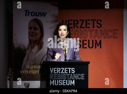 AMSTERDAM - Nora Achahbar während der Anton de KOM Lecture 2025 im Resistance Museum Amsterdam. ANP RAMON VAN FLYMEN niederlande aus - belgien aus Stockfoto