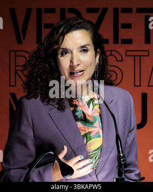 AMSTERDAM - Nora Achahbar während der Anton de KOM Lecture 2025 im Resistance Museum Amsterdam. ANP RAMON VAN FLYMEN niederlande aus - belgien aus Stockfoto