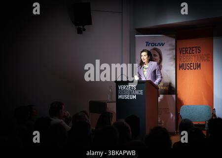 AMSTERDAM - Nora Achahbar während der Anton de KOM Lecture 2025 im Resistance Museum Amsterdam. ANP RAMON VAN FLYMEN niederlande aus - belgien aus Stockfoto