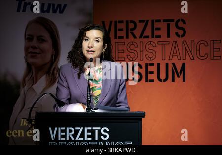 AMSTERDAM - Nora Achahbar während der Anton de KOM Lecture 2025 im Resistance Museum Amsterdam. ANP RAMON VAN FLYMEN niederlande aus - belgien aus Stockfoto