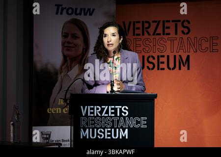 AMSTERDAM - Nora Achahbar während der Anton de KOM Lecture 2025 im Resistance Museum Amsterdam. ANP RAMON VAN FLYMEN niederlande aus - belgien aus Stockfoto