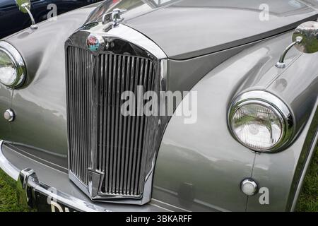 Eine Vorderansicht eines 1950er Triumph Mayflower Autos in Silbergrau Stockfoto