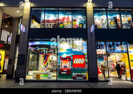 München, Deutschland - 3. April 2025: LEGO-Shop, bekannt für die Herstellung von Spielzeug der Marke Lego, bestehend hauptsächlich aus ineinander greifenden Kunststoffziegeln, mit Menschen Stockfoto