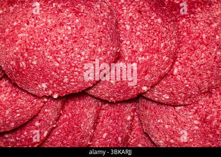 In Ringe geschnittene Salami-Wurst, Draufsicht. Hintergrund der in Scheiben geschnittenen Salami-Wurst. Stockfoto