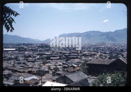 Ein Panoramablick auf einen Teil der Stadt Tague (heute Daegu), Südkorea, Juni 1957. Das Bild zeigt dicht gepackte traditionelle Wohnhäuser und frühen Nachkriegsrekonstruktionen, eingerahmt von den Bergen rund um das Daegu-Becken. Dieses Foto wurde während der Erholungsphase des Koreakrieges aufgenommen und dokumentiert eines der wichtigsten städtischen Zentren Südkoreas im Wandel. Stockfoto