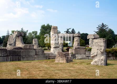 Cemetery Stonehenge Replik in Cheektowaga, New York – Grabsteine, die in einem Kreis angeordnet sind, wie das antike Denkmal. Stockfoto