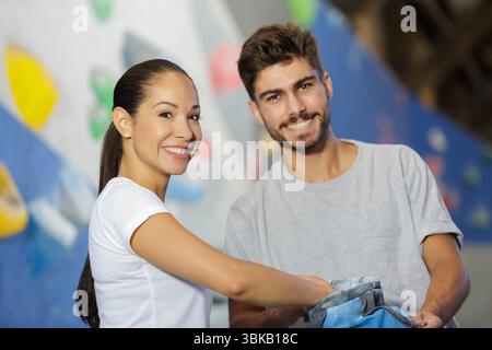 Lächelndes Paar in der Kletterhalle Stockfoto