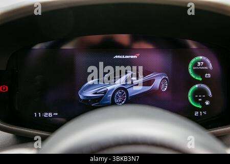 Nahaufnahme des digitalen Armaturenbrettdisplays von McLaren, das ein Fahrzeugmodell mit verschiedenen Anzeigen und Anzeigen zeigt Stockfoto