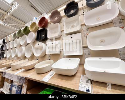 Alicante, Spanien - 18. Juni 2025: Verschiedene moderne Waschbecken im Badezimmer werden in Regalen in einem Geschäft für Heimwerkereinrichtungen ausgestellt und in verschiedenen Formen präsentiert Stockfoto