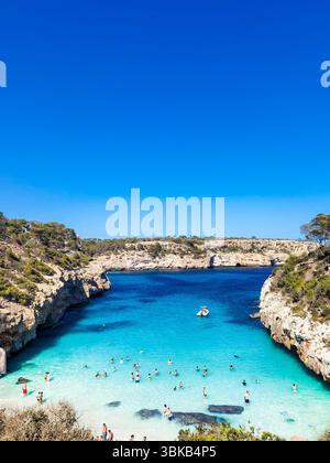 Blick aus der Vogelperspektive, türkisfarbene Bucht, Kiefernklippen – atemberaubende Luft von Caló des Moro, Mallorca, wo türkisfarbenes Wasser auf felsige Klippen und Kiefern trifft. Ein Medi Stockfoto