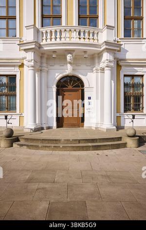 parlament, historische Häuser, barocke Architektur, Fassade, Fenster, Eingangsbereich, Tür, Treppe, sonnig, Domplatz, Magdeburg, St. Stockfoto
