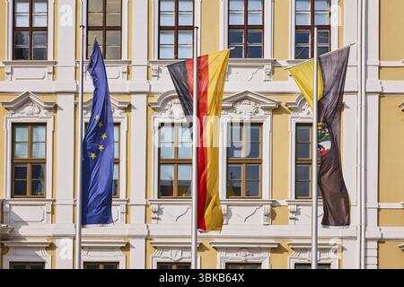 landesparlament, Fahnenmasten, Flaggen, Europäische Flagge, deutsche Flagge, Sachsen-Anhalt-Flagge, historische Architektur, barocker Architekturstil, Fassade, WIN Stockfoto