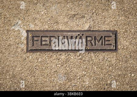 Schild für Fernwärme auf einem Mannlochdeckel in Wuppertal, Deutschland, Europa Stockfoto
