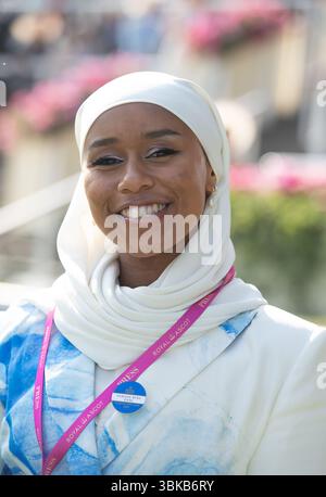 Ascot, Berkshire, Großbritannien. Juni 2025. Amateur-Jockey Khadijah Mellah im Royal Ascot. Als erste Hijab-tragende Jockey in einem britischen Pferderennen machte sie Geschichte. Quelle: Maureen McLean/Alamy Live News Stockfoto